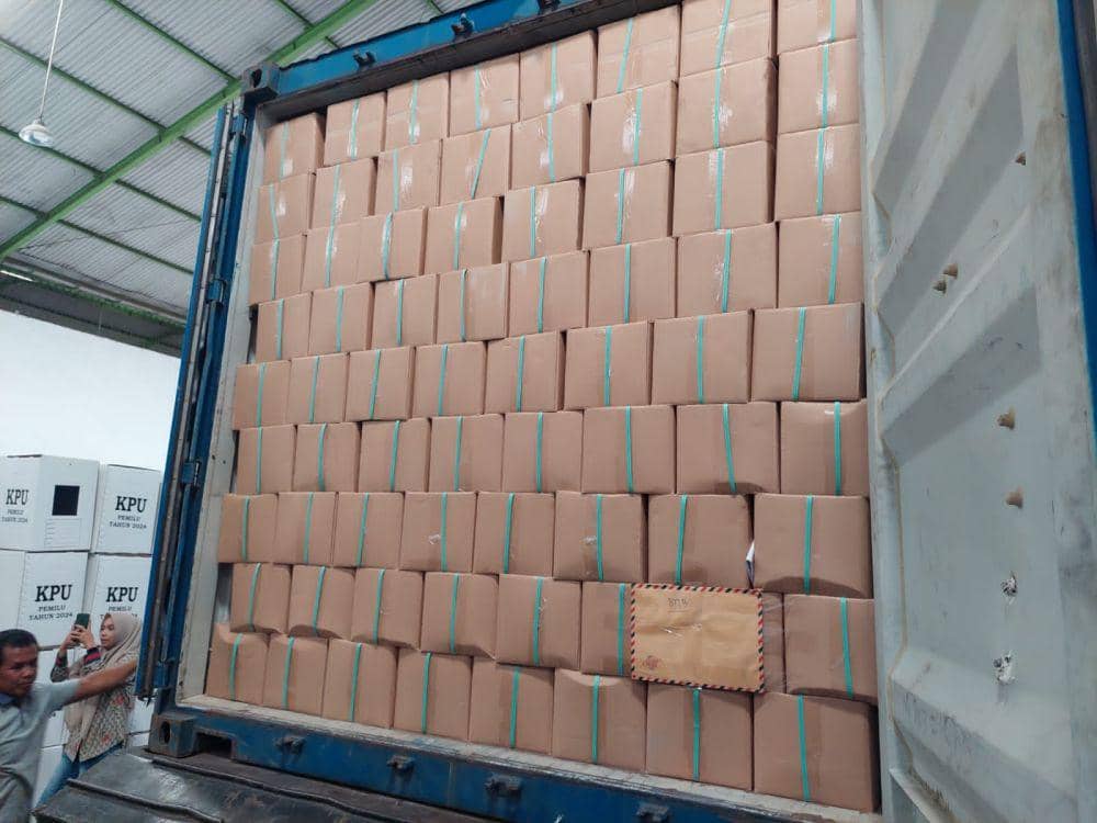 Logistik surat surat tiba di gudang KPU Makassar, Jumat (22/12/2023). Dok. KPU