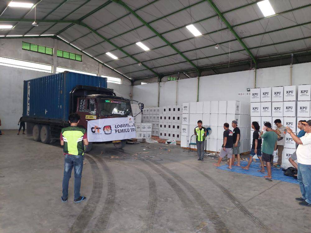 Logistik surat surat tiba di gudang KPU Makassar, Jumat (22/12/2023). Dok. KPU
