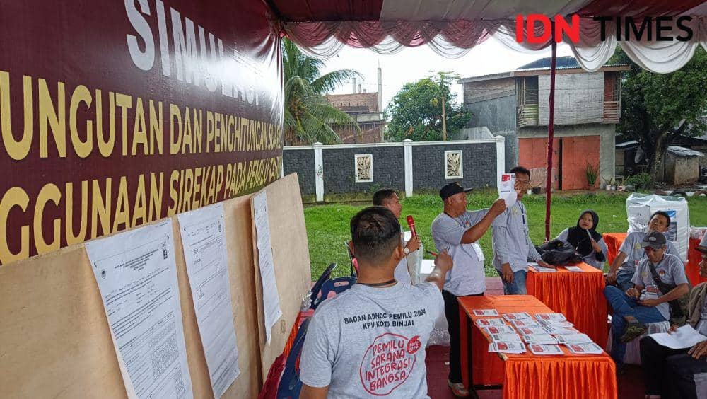 Simulasi pemungutan dan perhitungan surat suara serta penggunaan aplikasi si Rekap Pemilu 2024 (IDN Times/ Bambang Suhandoko)