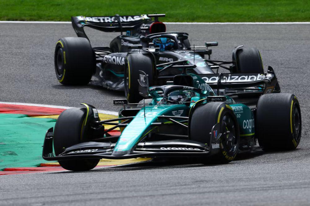 Lance Stroll berada di depan George Russell saat balapan di GP Inggris 2023. (formula1.com)