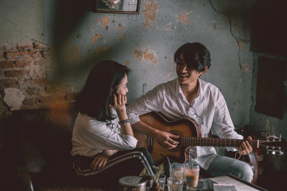 ilustrasi karaokean bareng pasangan (pexels.com/Mẫnn Quang)
