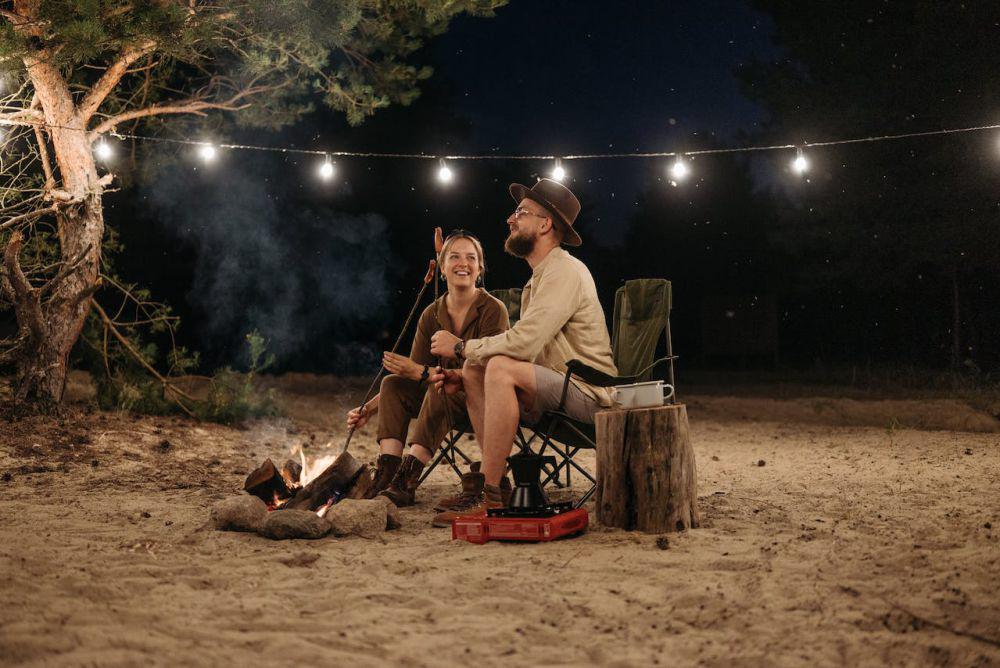 ilustrasi camping bersama pasangan (pexels.com/Pavel Danilyuk)