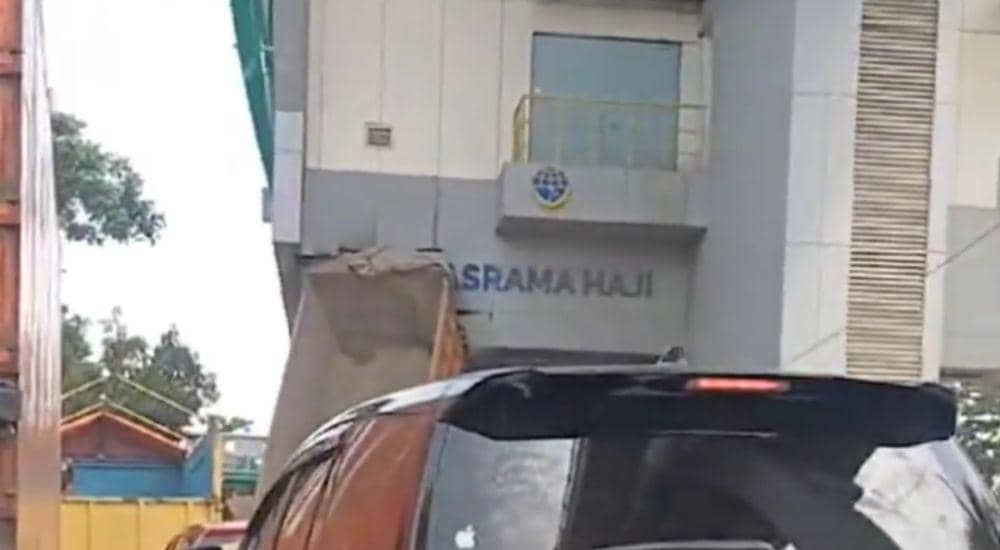 Dump truk menabrak bagian luar stasiun asrama haji (Dok: istimewa)