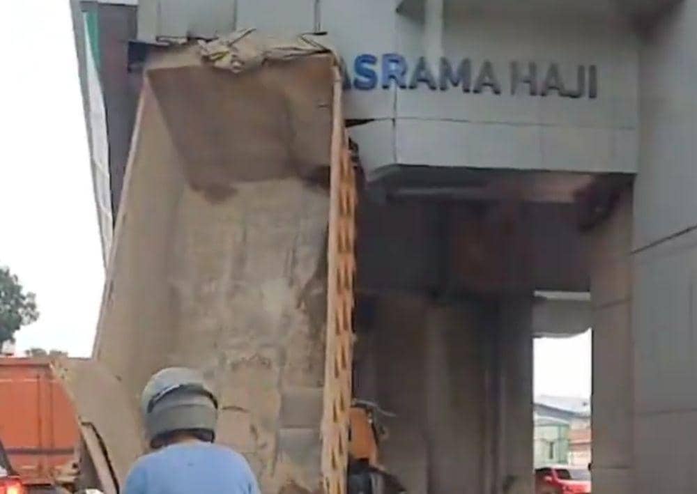 Bak Truk Terbuka Hantam Stasiun LRT Asrama Palembang