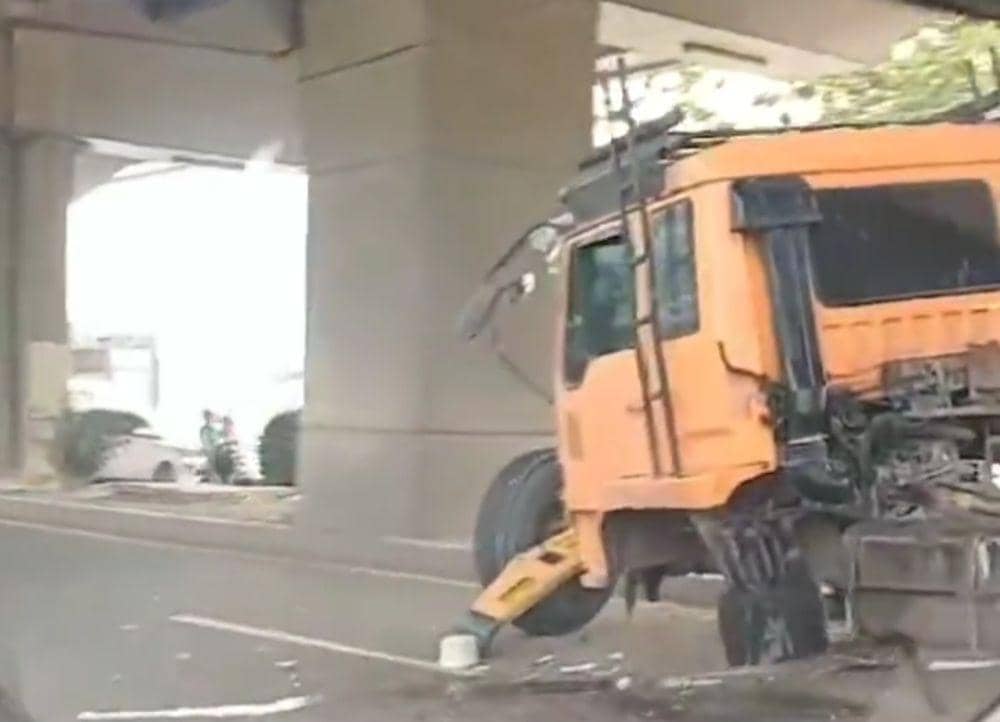 Dump truk menabrak bagian luar stasiun asrama haji (Dok: istimewa)