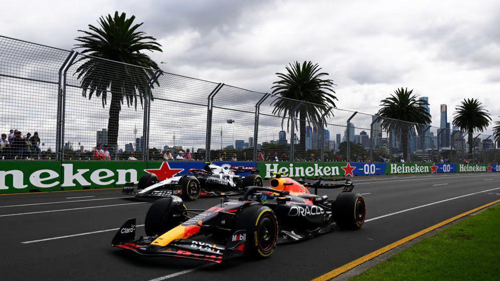 Sergio Perez berada di depan Yuki Tsunoda saat pekan balap GP Australia 2023. (formula1.com)