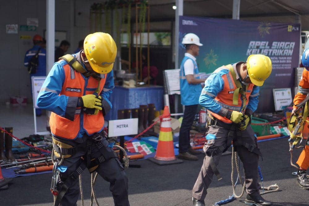 Petugas PLN siaga mengamankan Natal 2023 dan Tahun Baru 2024 di Jawa Tengah dan DI Yogyakarta. (dok. PLN)