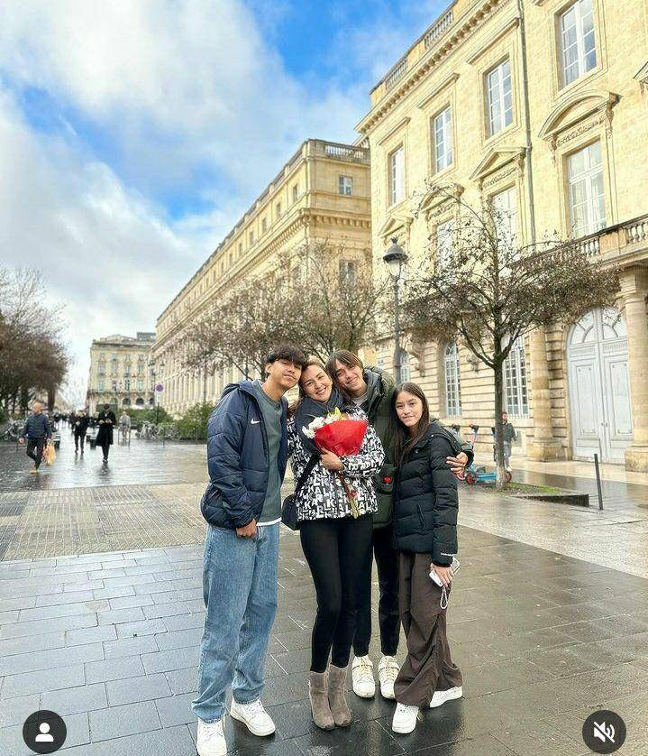 momen kejutan hari ibu Donna Agnesia di Prancis (instagram.com/dagnesia)
