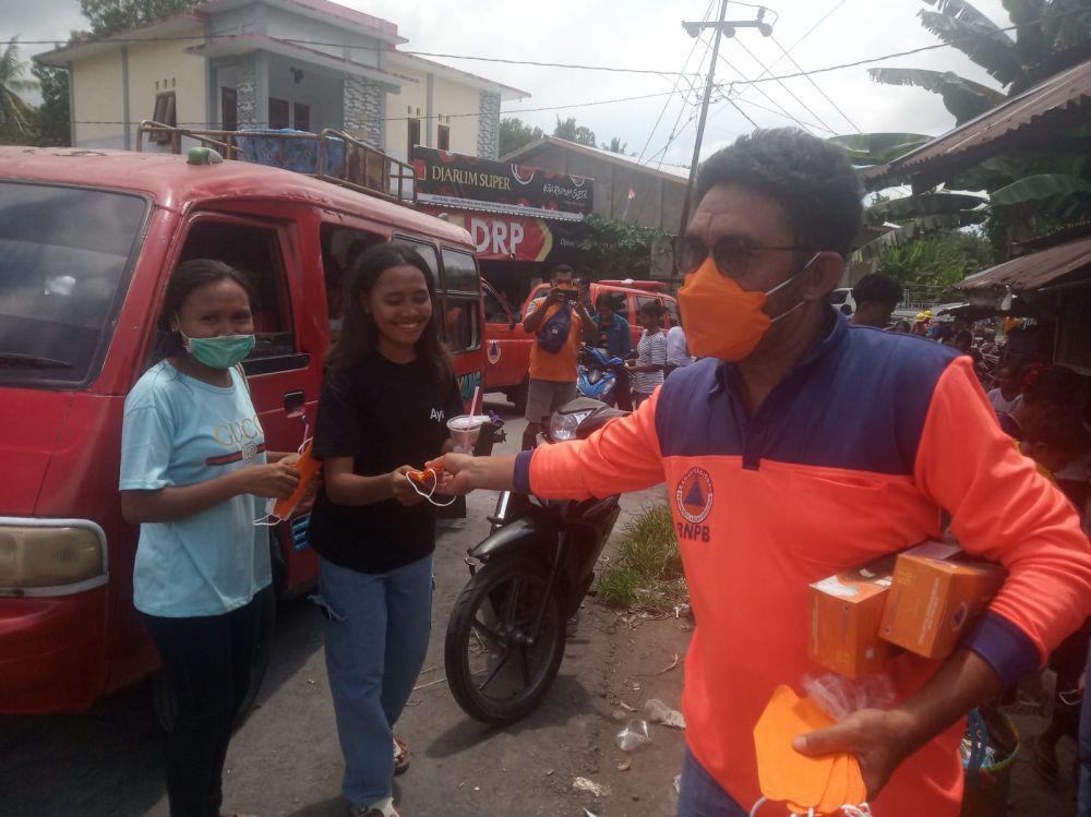 BPBD Flores Timur Bagi Masker Pascaletusan Gunung Lewotobi Laki-Laki