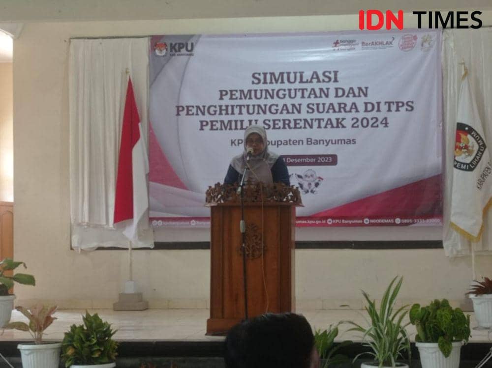 Ketua KPU Kabupaten Banyumas Rofingatun Khasanah saat membuka dimulainya simulasi coblosan pemilu 2024 di desa Sidabowa, Minggu (24/12/2023).(DN Times/Cokie Sutrisno).