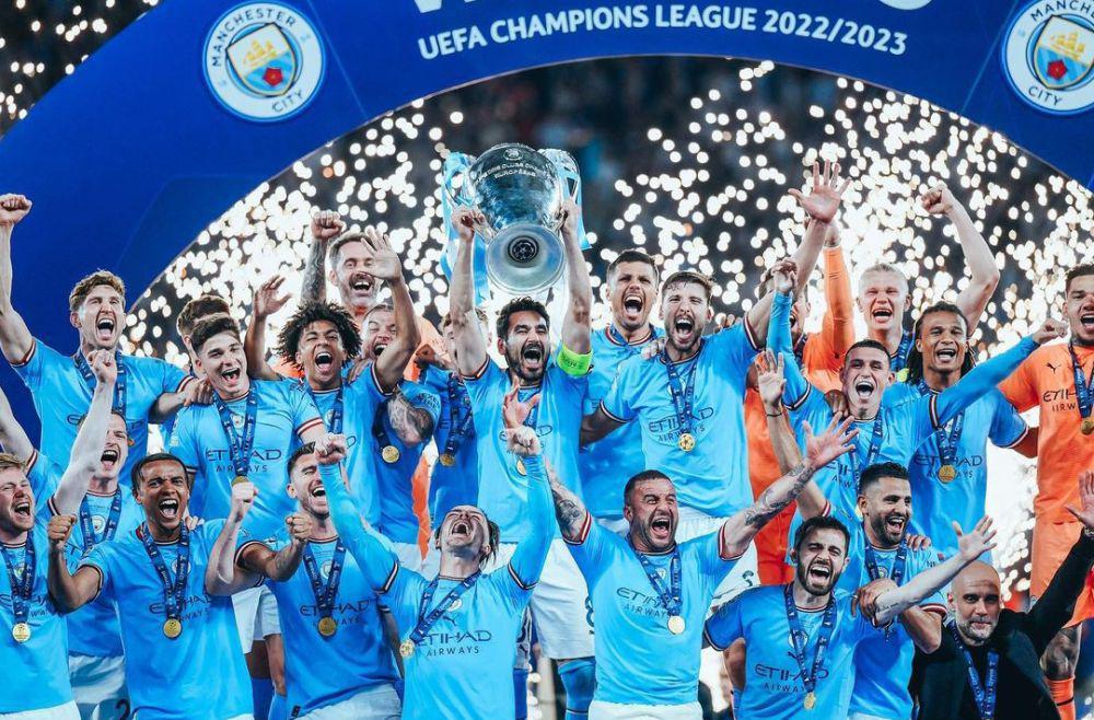 Manchester City Mengangkat Piala UEFA Champions League (instagram.com/mancity)