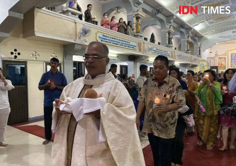Hujan saat Malam Natal di Medan, Ratusan Jemaat Misa di Velangkanni