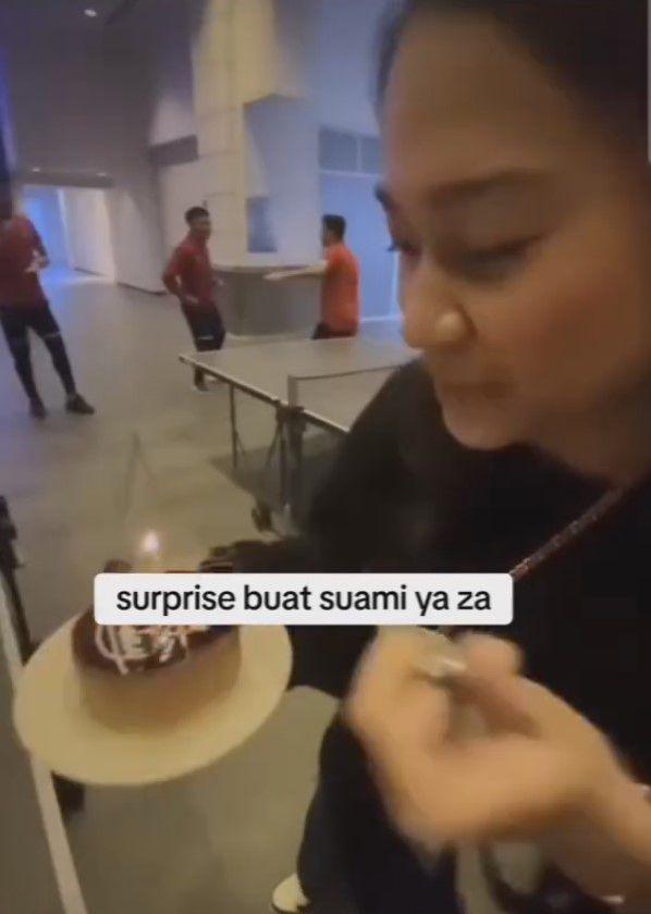 potret Azizah kasih kejutan ultah ke Arhan (instagram.com/azizahsalsha_)