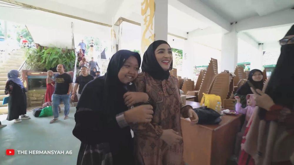 Ashanty antar anak pesantren (youtube.com/the hermansyah a6)