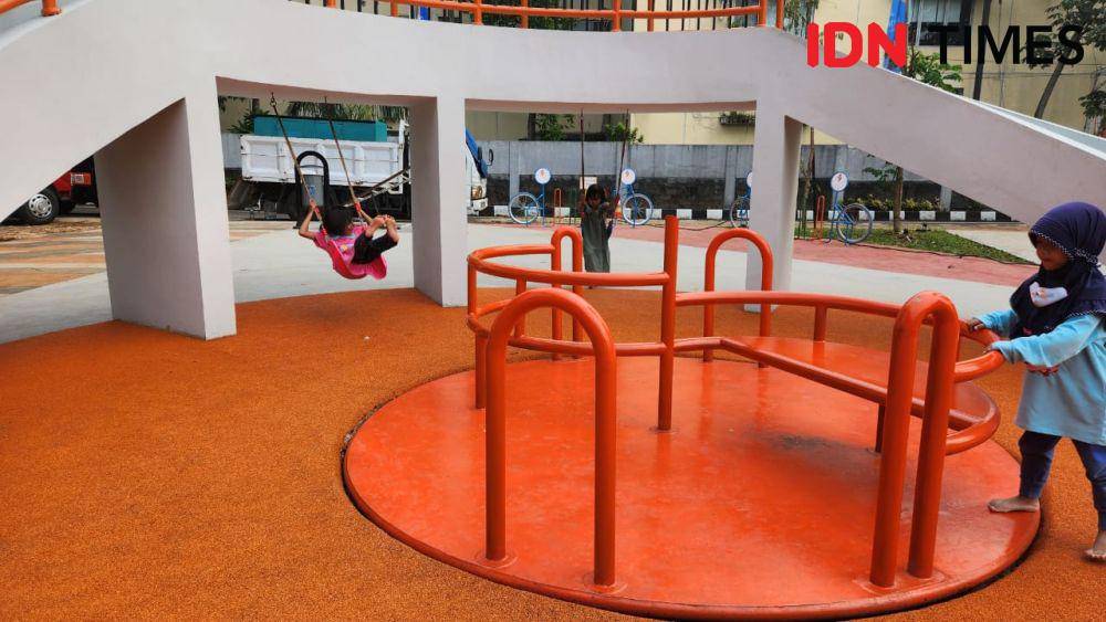 Sejumlah anak sedang bermain di area permainan Depok Open Space yang berada di depan kantor Pemerintah Kota Depok. (IDNTimes/Dicky)