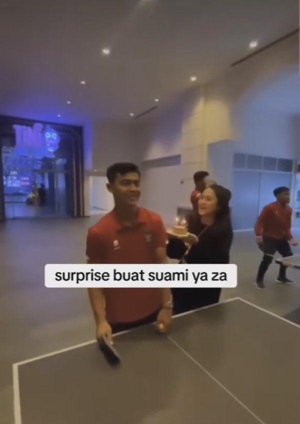 potret Azizah kasih kejutan ultah ke Arhan (instagram.com/azizahsalsha_)