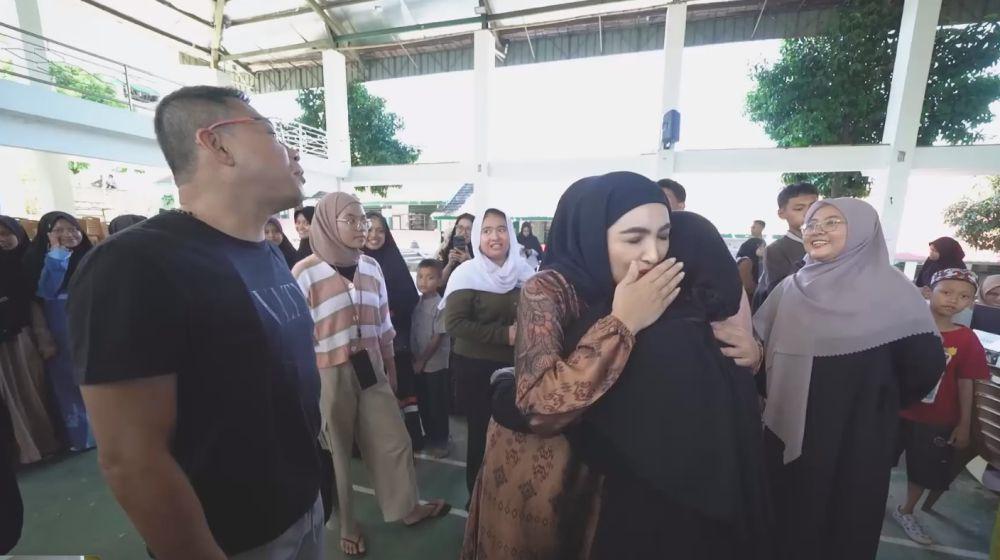 Ashanty antar anak pesantren (youtube.com/the hermansyah a6)