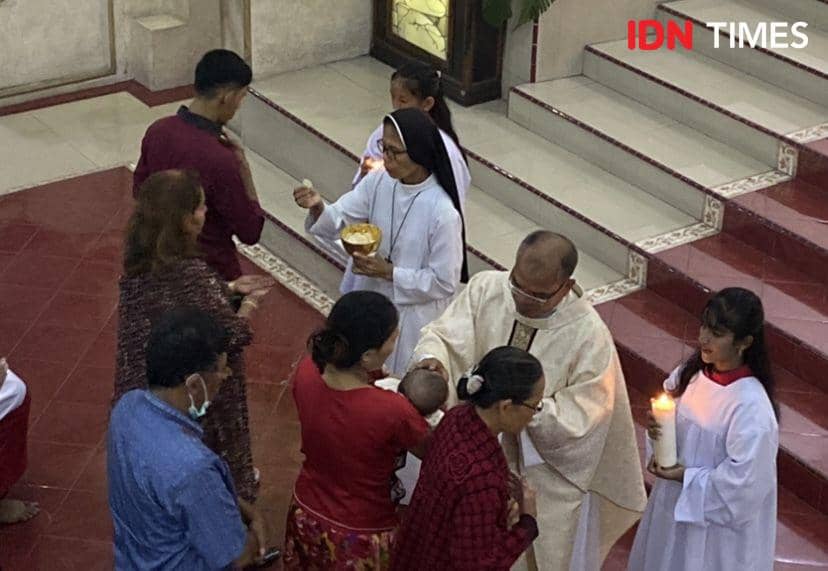 Suasana ibadah Misa malam Natal 2023 di Graha Maria Annai Velangkanni Medan (IDN Times/Indah Permata Sari)