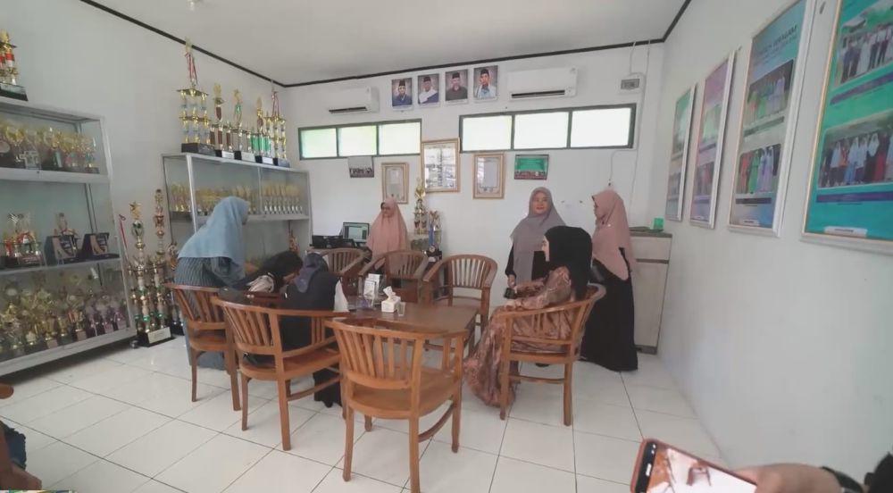 Ashanty antar anak pesantren (youtube.com/the hermansyah a6)