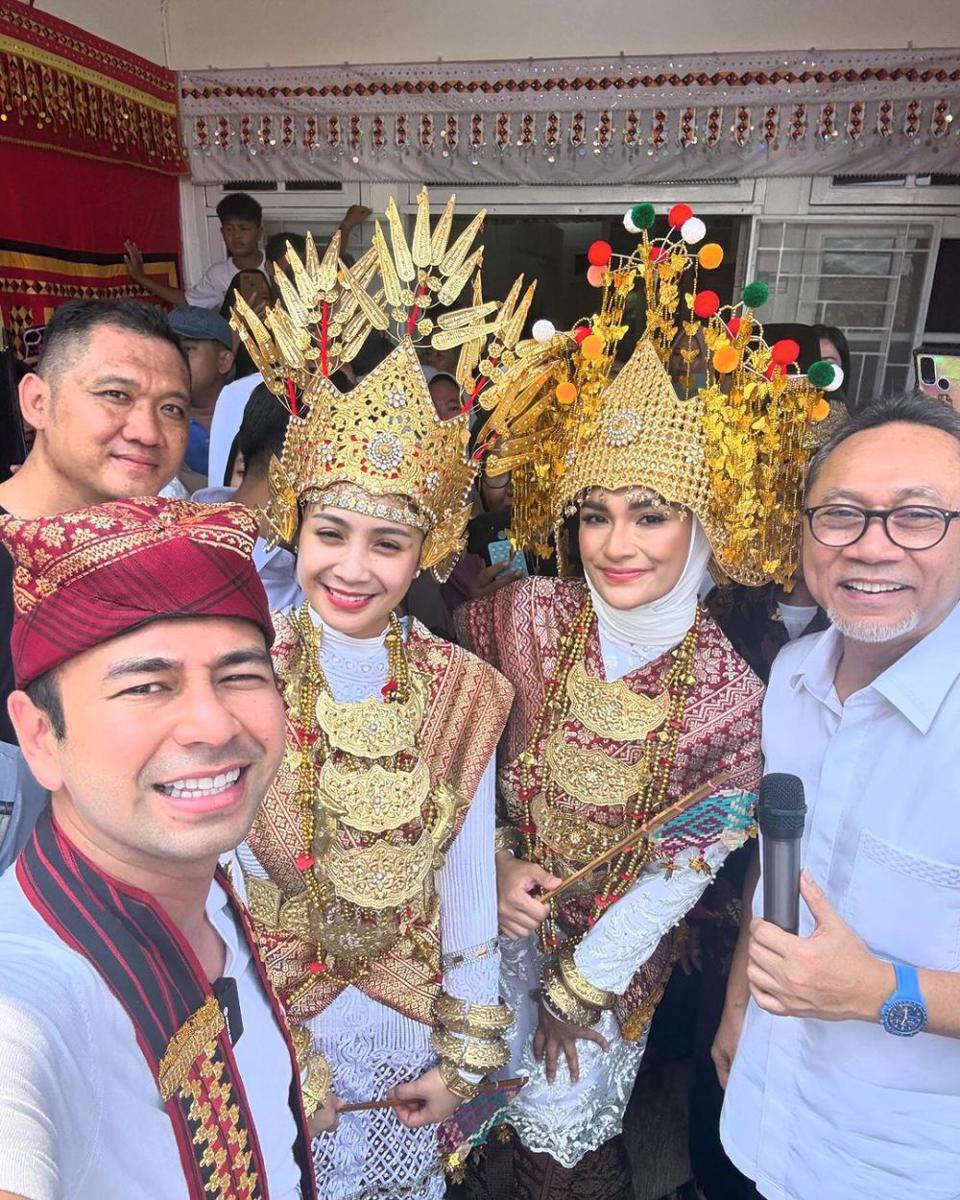 potret Nagita Slavina diarak pakai baju adat Lampung (Instagram.com/raffinagita1717)