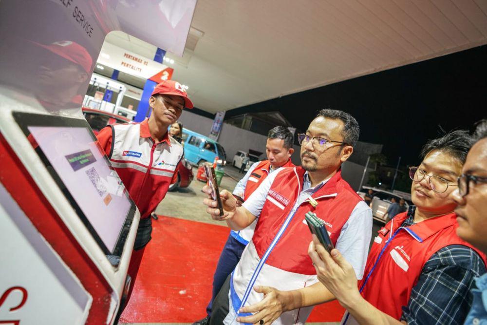 Tim Satuan Tugas (Satgas) Nataru siaga di lapangan memantau langsung keberlangsungan operasional dan pelayanan di terminal bahan bakar hingga lembaga penyalur. (Dok. Pertamina)