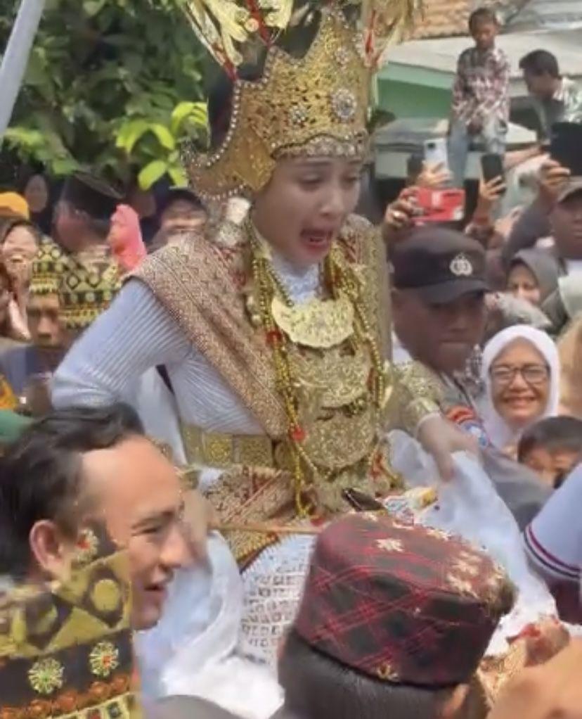 potret Nagita Slavina diarak pakai baju adat Lampung (Instagram.com/raffinagita1717)