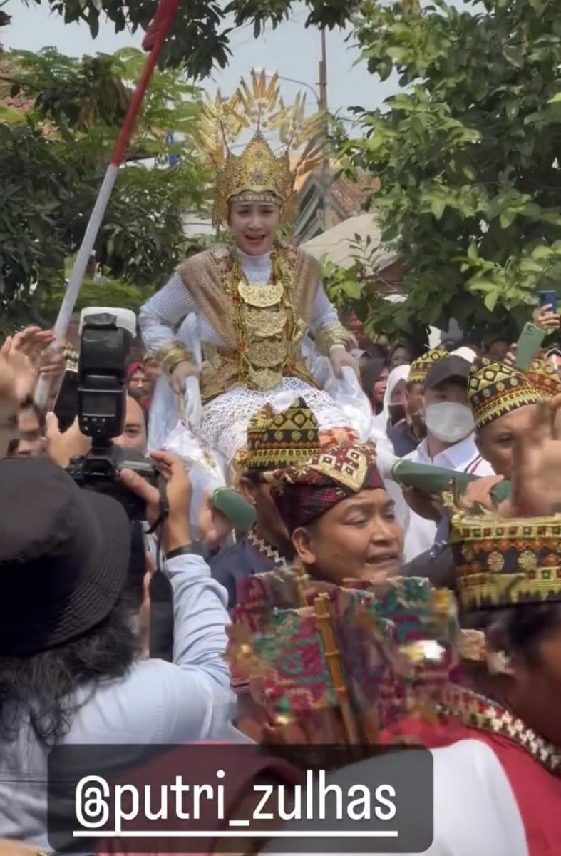 potret Nagita Slavina diarak pakai baju adat Lampung (Instagram.com/raffinagita1717)