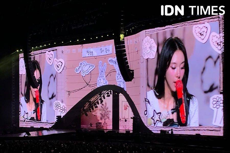 Penampilan solo Chaeyoung bawakan My Guitar (lagu ciptaannya) di TWICE di 5th World Tour 'Ready To Be' in Jakarta (IDN Times/Indra Zakaria)
