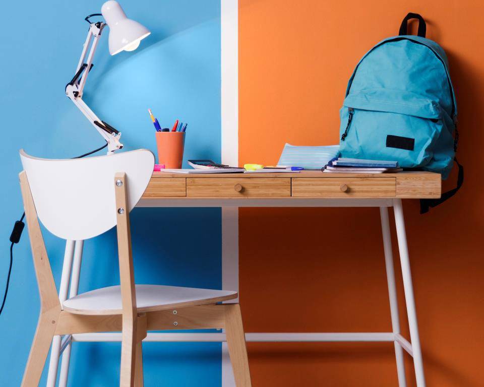 ilustrasi kombinasi warna biru dan orange (freepik.com/freepik)