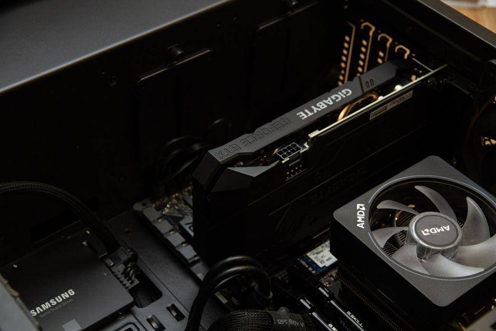 ilustrasi motherboard (Unsplash/Daniel Lezuch)