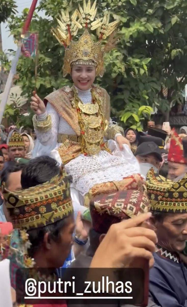 potret Nagita Slavina diarak pakai baju adat Lampung (Instagram.com/raffinagita1717)