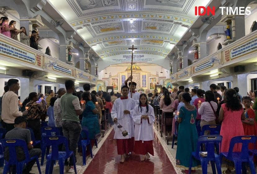 Suasana ibadah Misa malam Natal 2023 di Graha Maria Annai Velangkanni Medan (IDN Times/Indah Permata Sari)