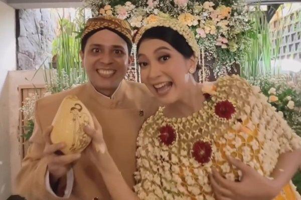7 Potret Mitoni Menantu Minati Atmanagara, Digelar Sederhana di Rumah