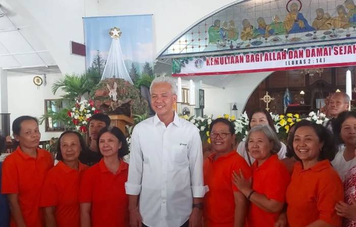 Calon presiden nomor urut tiga Ganjar Pranowo saat berkunjung ke Gereja Katolik SP Maria Regina Purbowardayan Surakarta, Jawa Tengah, Minggu (24/12/2023). (ANTARA/Abdu Faisal)