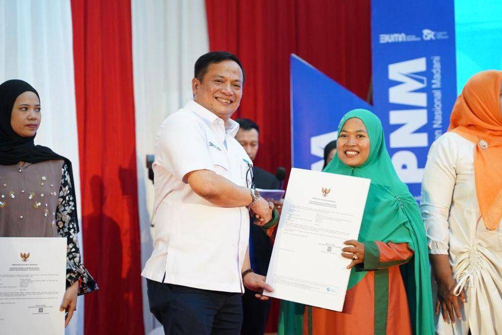 PNM telah memfasilitasi terbitnya 1 juta sertifikat nomor induk berusaha (NIB) kepada nasabah PNM Mekaar di seluruh Indonesia. (Dok. PNM)