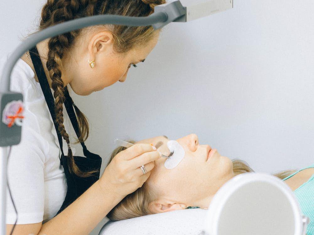 tips merawat eyelash extension (pexels.com/Nataliya Vaitkevich)