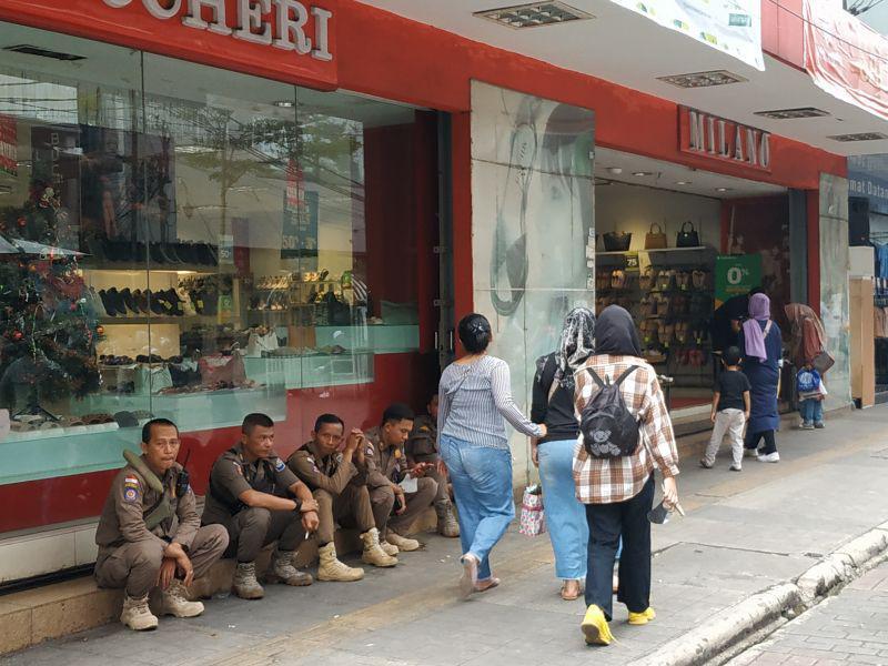 Satpol PP Masih Berjaga di Jalan Dalem Kaum Usai Bentrok dengan PKL