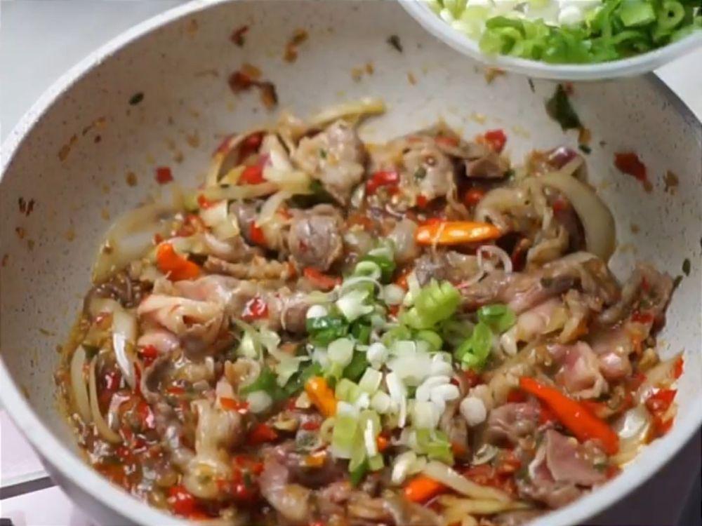 ilustrasi memasak daging slice mercon (instagram.com/yulitamci5real)
