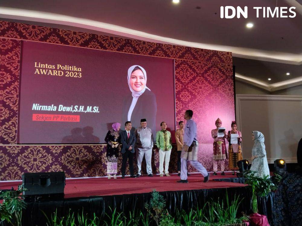 Nirmala Dewi eks manajemen Sriwijaya FC yang kini jadi Sekjen Perbasi mendapatkan penghargaan Tokoh Perempuan Inspiratif Nasional (IDN Times/Feny Maulia Agustin)