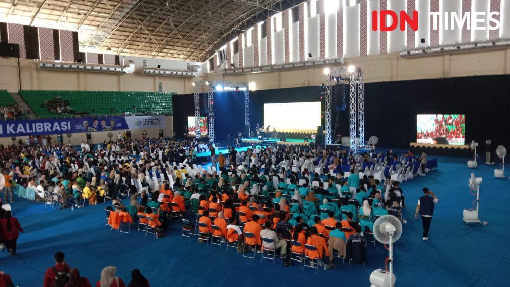 Suasana lapangan basket GOR Jatidiri Semarang mulai dipadati seluruu elemen mahasiswa dari BEM se-Jateng dan DIY pada acara diskusi dan kalibrasi bersama paslon capres nomor urut 1 Anies Baswedan-Cak Imin. (IDN Times/Fariz Fardianto)