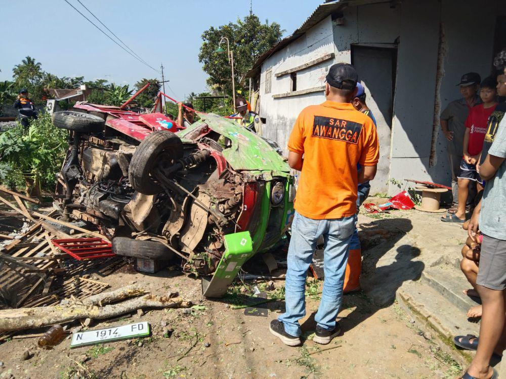 Kondisi kendaraan odong-odong usai tersambar kereta api di Malang. (Dok. Polsek Kepanjen)