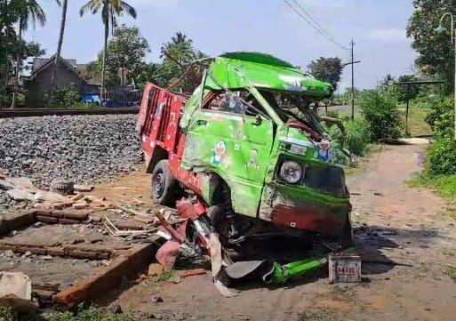 Sopir Odong-odong Tewas Tersambar Kereta Api