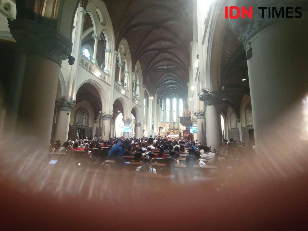 Jemaat Gereja Ketedral, Minggu (24/12/2023/ IDN Times Dini Suciatiningrum