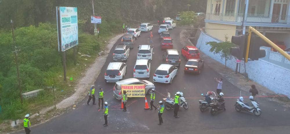 Polisi berlakukan sistem buka tutup untuk mengurai kemacetan lalulintas di telaga Sarangan. IDN Times/ Riyanto