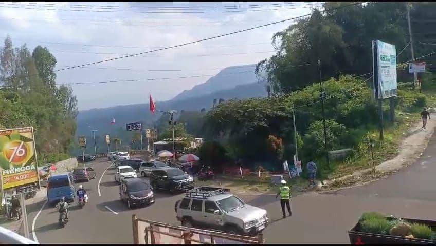 Polisi berlakukan sistem buka tutup untuk mengurai kemacetan lalulintas di telaga Sarangan. IDN Times/ Riyanto
