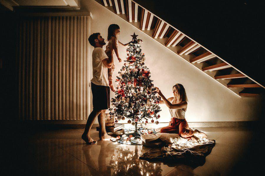 Ilustrasi keluarga bahagia menghias pohon natal (pexels.com/Jonathan Borba)