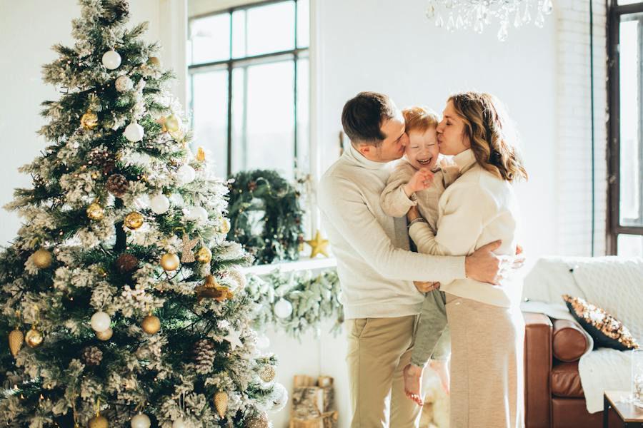 ilustrasi keluarga bahagia di hari Natal (pexels.com/Elina Fairytale)