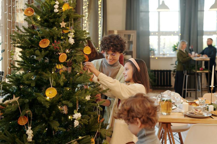 ilustrasi orangtua dan anak hias pohon Natal (pexels.com/Nicole Michalou)
