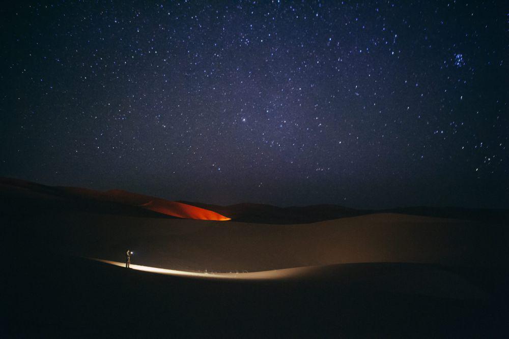 stargazing di gurun sahara (https://www.thealternativemorocco.com/)