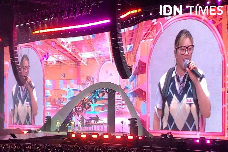Penampilan solo Jeongyeong bawakan Can't Stop The Feeling dari Justin Timberlake di TWICE di 5th World Tour 'Ready To Be' in Jakarta (IDN Times/Indra Zakaria)